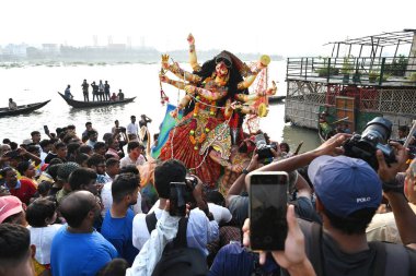 Bangladeş Hindu tanrıçaları 13 Ekim 2024 'te Bangladeş' in Dhaka kentindeki Buriganga nehrine Hindu tanrıçası Durga 'nın bir putunu batırır.. 