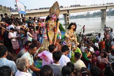 Bangladeş Hindu tanrıçaları 13 Ekim 2024 'te Bangladeş' in Dhaka kentindeki Buriganga nehrine Hindu tanrıçası Durga 'nın bir putunu batırır.. 