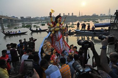 Bangladeş Hindu tanrıçaları 13 Ekim 2024 'te Bangladeş' in Dhaka kentindeki Buriganga nehrine Hindu tanrıçası Durga 'nın bir putunu batırır.. 
