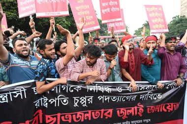 Protestocular, eski Başbakan Şeyh Hasina 'nın 22 Ekim 2024' te Dhaka 'da istifa etmesi üzerine Cumhurbaşkanı Muhammed Şahabuddin' in istifasını talep eden bir gösteri düzenlediler.