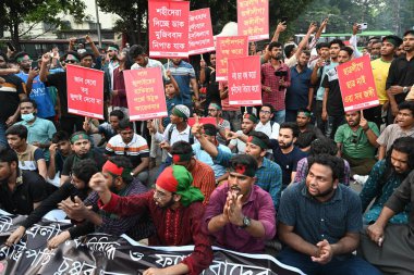 Protestocular, eski Başbakan Şeyh Hasina 'nın 22 Ekim 2024' te Dhaka 'da istifa etmesi üzerine Cumhurbaşkanı Muhammed Şahabuddin' in istifasını talep eden bir gösteri düzenlediler.