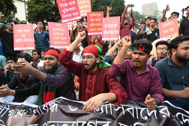 Protestocular, eski Başbakan Şeyh Hasina 'nın 22 Ekim 2024' te Dhaka 'da istifa etmesi üzerine Cumhurbaşkanı Muhammed Şahabuddin' in istifasını talep eden bir gösteri düzenlediler.