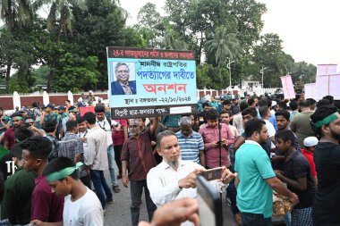 Protestocular, eski Başbakan Şeyh Hasina 'nın 22 Ekim 2024' te Dhaka 'da istifa etmesi üzerine Cumhurbaşkanı Muhammed Şahabuddin' in istifasını talep eden bir gösteri düzenlediler.