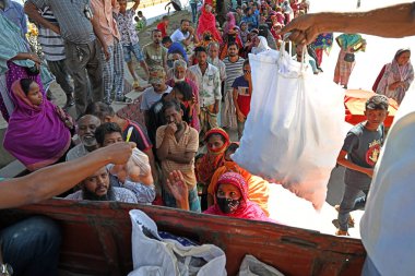 Fakirler, 9 Kasım 2024 'te Dhaka, Bangladeş' te devlet destekli gıda satın almak için kuyrukta bekliyorlar.. 