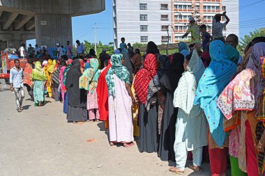 Fakirler, 9 Kasım 2024 'te Dhaka, Bangladeş' te devlet destekli gıda satın almak için kuyrukta bekliyorlar.. 