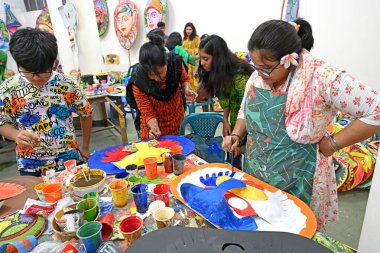 Dhaka Üniversitesi Güzel Sanatlar Fakültesi öğrencisi, Bangladeş 'in Dhaka şehrinde 1432 yılını kutlamak için renkli maskeler boyuyor.. 