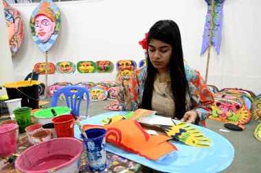 Dhaka Üniversitesi Güzel Sanatlar Fakültesi öğrencisi, Bangladeş 'in Dhaka şehrinde 1432 yılını kutlamak için renkli maskeler boyuyor.. 