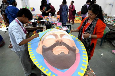 Dhaka Üniversitesi Güzel Sanatlar Fakültesi öğrencisi, Bangladeş 'in başkenti Dhaka' da yapılacak 1432 yılını renklendirmek için maske boyuyor..