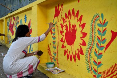 Dhaka Üniversitesi Güzel Sanatlar Fakültesi öğrencisi, Bangladeş, Dhaka 'daki Bengali Yeni Yıl kutlamaları öncesinde 9 Nisan 2025' te bir dekoratif duvar resmine son rötuşlarını yapıyor.. 