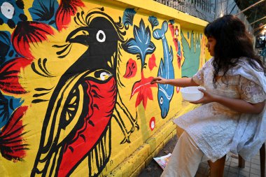 Dhaka Üniversitesi Güzel Sanatlar Fakültesi öğrencisi, Bangladeş, Dhaka 'daki Bengali Yeni Yıl kutlamaları öncesinde 9 Nisan 2025' te bir dekoratif duvar resmine son rötuşlarını yapıyor.. 