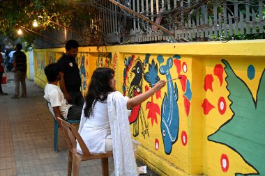 Dhaka Üniversitesi Güzel Sanatlar Fakültesi öğrencisi, Bangladeş, Dhaka 'daki Bengali Yeni Yıl kutlamaları öncesinde 9 Nisan 2025' te bir dekoratif duvar resmine son rötuşlarını yapıyor.. 