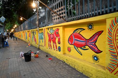 Dhaka Üniversitesi Güzel Sanatlar Fakültesi öğrencisi, Bangladeş, Dhaka 'daki Bengali Yeni Yıl kutlamaları öncesinde 9 Nisan 2025' te bir dekoratif duvar resmine son rötuşlarını yapıyor.. 