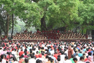 Chhayanaut 'tan sanatçılar, Bangladeş' in Dhaka kentindeki Ramna Park 'taki banyan ağacının altında Tagore' un şarkılarıyla 14 Nisan 2025 'te Bengali Yeni Yılı' nı karşılıyorlar. Hayatın her kesiminden insanlar şafak vakti farklı popüler noktalarda toplanıyor, Dhaka 'da..