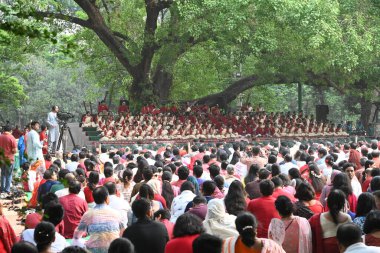 Chhayanaut 'tan sanatçılar, Bangladeş' in Dhaka kentindeki Ramna Park 'taki banyan ağacının altında Tagore' un şarkılarıyla 14 Nisan 2025 'te Bengali Yeni Yılı' nı karşılıyorlar. Hayatın her kesiminden insanlar şafak vakti farklı popüler noktalarda toplanıyor, Dhaka 'da..
