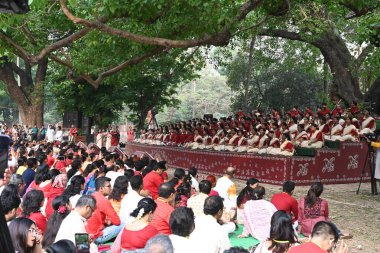 Chhayanaut 'tan sanatçılar, Bangladeş' in Dhaka kentindeki Ramna Park 'taki banyan ağacının altında Tagore' un şarkılarıyla 14 Nisan 2025 'te Bengali Yeni Yılı' nı karşılıyorlar. Hayatın her kesiminden insanlar şafak vakti farklı popüler noktalarda toplanıyor, Dhaka 'da..