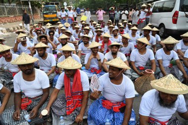 İnsanlar 14 Nisan 2025 tarihinde Bangladeş 'in Dhaka kentinde yapılan Bengali Yeni Yılı veya Pohela Boishakh kutlamalarına katılırlar. Bengali takvimi veya Bangla takvimi, Pohela Boishakh 'da yılın başladığı geleneksel güneş takvimi.,.