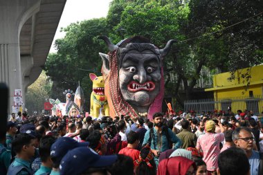 İnsanlar 14 Nisan 2025 tarihinde Bangladeş 'in Dhaka kentinde yapılan Bengali Yeni Yılı veya Pohela Boishakh kutlamalarına katılırlar. Bengali takvimi veya Bangla takvimi, Pohela Boishakh 'da yılın başladığı geleneksel güneş takvimi.,.