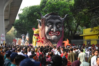 İnsanlar 14 Nisan 2025 tarihinde Bangladeş 'in Dhaka kentinde yapılan Bengali Yeni Yılı veya Pohela Boishakh kutlamalarına katılırlar. Bengali takvimi veya Bangla takvimi, Pohela Boishakh 'da yılın başladığı geleneksel güneş takvimi.,.