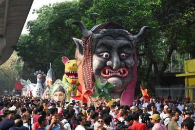 İnsanlar 14 Nisan 2025 tarihinde Bangladeş 'in Dhaka kentinde yapılan Bengali Yeni Yılı veya Pohela Boishakh kutlamalarına katılırlar. Bengali takvimi veya Bangla takvimi, Pohela Boishakh 'da yılın başladığı geleneksel güneş takvimi.,.