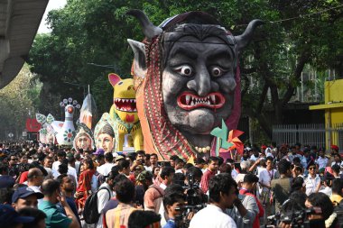İnsanlar 14 Nisan 2025 tarihinde Bangladeş 'in Dhaka kentinde yapılan Bengali Yeni Yılı veya Pohela Boishakh kutlamalarına katılırlar. Bengali takvimi veya Bangla takvimi, Pohela Boishakh 'da yılın başladığı geleneksel güneş takvimi.,. 