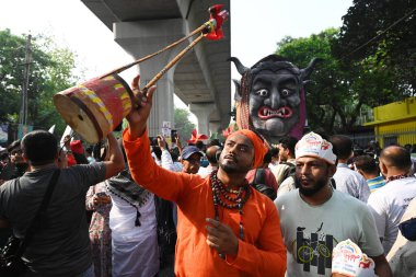 İnsanlar 14 Nisan 2025 tarihinde Bangladeş 'in Dhaka kentinde yapılan Bengali Yeni Yılı veya Pohela Boishakh kutlamalarına katılırlar. Bengali takvimi veya Bangla takvimi, Pohela Boishakh 'da yılın başladığı geleneksel güneş takvimi.,. 