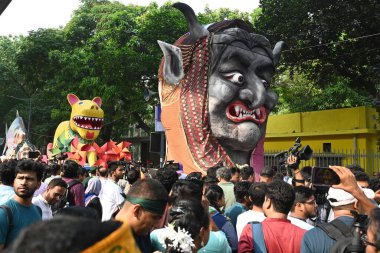 İnsanlar 14 Nisan 2025 tarihinde Bangladeş 'in Dhaka kentinde yapılan Bengali Yeni Yılı veya Pohela Boishakh kutlamalarına katılırlar. Bengali takvimi veya Bangla takvimi, Pohela Boishakh 'da yılın başladığı geleneksel güneş takvimi.,. 
