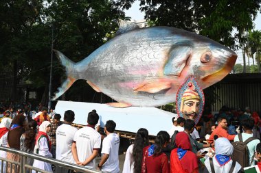 İnsanlar 14 Nisan 2025 tarihinde Bangladeş 'in Dhaka kentinde yapılan Bengali Yeni Yılı veya Pohela Boishakh kutlamalarına katılırlar. Bengali takvimi veya Bangla takvimi, Pohela Boishakh 'da yılın başladığı geleneksel güneş takvimi.,. 