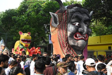 İnsanlar 14 Nisan 2025 tarihinde Bangladeş 'in Dhaka kentinde yapılan Bengali Yeni Yılı veya Pohela Boishakh kutlamalarına katılırlar. Bengali takvimi veya Bangla takvimi, Pohela Boishakh 'da yılın başladığı geleneksel güneş takvimi.,. 