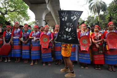 İnsanlar 14 Nisan 2025 tarihinde Bangladeş 'in Dhaka kentinde yapılan Bengali Yeni Yılı veya Pohela Boishakh kutlamalarına katılırlar. Bengali takvimi veya Bangla takvimi, Pohela Boishakh 'da yılın başladığı geleneksel güneş takvimi.,. 