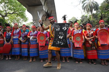 İnsanlar 14 Nisan 2025 tarihinde Bangladeş 'in Dhaka kentinde yapılan Bengali Yeni Yılı veya Pohela Boishakh kutlamalarına katılırlar. Bengali takvimi veya Bangla takvimi, Pohela Boishakh 'da yılın başladığı geleneksel güneş takvimi.,. 