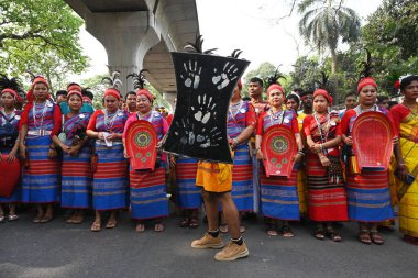 İnsanlar 14 Nisan 2025 tarihinde Bangladeş 'in Dhaka kentinde yapılan Bengali Yeni Yılı veya Pohela Boishakh kutlamalarına katılırlar. Bengali takvimi veya Bangla takvimi, Pohela Boishakh 'da yılın başladığı geleneksel güneş takvimi.,. 