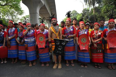 İnsanlar 14 Nisan 2025 tarihinde Bangladeş 'in Dhaka kentinde yapılan Bengali Yeni Yılı veya Pohela Boishakh kutlamalarına katılırlar. Bengali takvimi veya Bangla takvimi, Pohela Boishakh 'da yılın başladığı geleneksel güneş takvimi.,. 