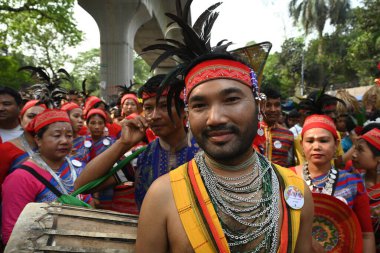 İnsanlar 14 Nisan 2025 tarihinde Bangladeş 'in Dhaka kentinde yapılan Bengali Yeni Yılı veya Pohela Boishakh kutlamalarına katılırlar. Bengali takvimi veya Bangla takvimi, Pohela Boishakh 'da yılın başladığı geleneksel güneş takvimi.,. 