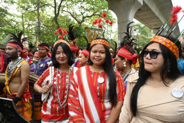 İnsanlar 14 Nisan 2025 tarihinde Bangladeş 'in Dhaka kentinde yapılan Bengali Yeni Yılı veya Pohela Boishakh kutlamalarına katılırlar. Bengali takvimi veya Bangla takvimi, Pohela Boishakh 'da yılın başladığı geleneksel güneş takvimi.,. 