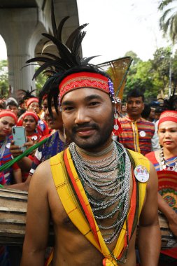 İnsanlar 14 Nisan 2025 tarihinde Bangladeş 'in Dhaka kentinde yapılan Bengali Yeni Yılı veya Pohela Boishakh kutlamalarına katılırlar. Bengali takvimi veya Bangla takvimi, Pohela Boishakh 'da yılın başladığı geleneksel güneş takvimi.,. 