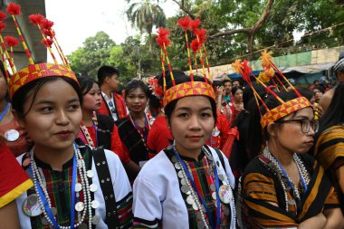 İnsanlar 14 Nisan 2025 tarihinde Bangladeş 'in Dhaka kentinde yapılan Bengali Yeni Yılı veya Pohela Boishakh kutlamalarına katılırlar. Bengali takvimi veya Bangla takvimi, Pohela Boishakh 'da yılın başladığı geleneksel güneş takvimi.,.