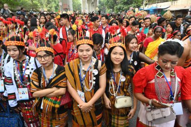 İnsanlar 14 Nisan 2025 tarihinde Bangladeş 'in Dhaka kentinde yapılan Bengali Yeni Yılı veya Pohela Boishakh kutlamalarına katılırlar. Bengali takvimi veya Bangla takvimi, Pohela Boishakh 'da yılın başladığı geleneksel güneş takvimi.,.