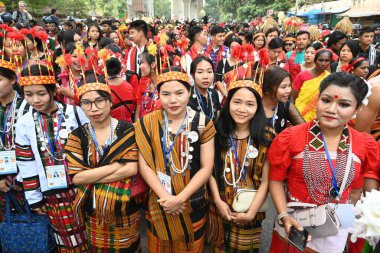İnsanlar 14 Nisan 2025 tarihinde Bangladeş 'in Dhaka kentinde yapılan Bengali Yeni Yılı veya Pohela Boishakh kutlamalarına katılırlar. Bengali takvimi veya Bangla takvimi, Pohela Boishakh 'da yılın başladığı geleneksel güneş takvimi.,.