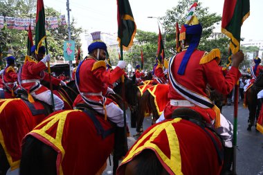 İnsanlar 14 Nisan 2025 tarihinde Bangladeş 'in Dhaka kentinde yapılan Bengali Yeni Yılı veya Pohela Boishakh kutlamalarına katılırlar. Bengali takvimi veya Bangla takvimi, Pohela Boishakh 'da yılın başladığı geleneksel güneş takvimi.,.