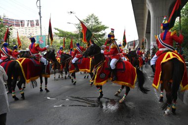 İnsanlar 14 Nisan 2025 tarihinde Bangladeş 'in Dhaka kentinde yapılan Bengali Yeni Yılı veya Pohela Boishakh kutlamalarına katılırlar. Bengali takvimi veya Bangla takvimi, Pohela Boishakh 'da yılın başladığı geleneksel güneş takvimi.,.