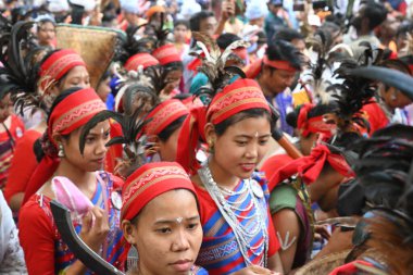 İnsanlar 14 Nisan 2025 tarihinde Bangladeş 'in Dhaka kentinde yapılan Bengali Yeni Yılı veya Pohela Boishakh kutlamalarına katılırlar. Bengali takvimi veya Bangla takvimi, Pohela Boishakh 'da yılın başladığı geleneksel güneş takvimi.,.