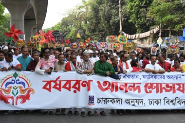 İnsanlar 14 Nisan 2025 tarihinde Bangladeş 'in Dhaka kentinde yapılan Bengali Yeni Yılı veya Pohela Boishakh kutlamalarına katılırlar. Bengali takvimi veya Bangla takvimi, Pohela Boishakh 'da yılın başladığı geleneksel güneş takvimi.,.