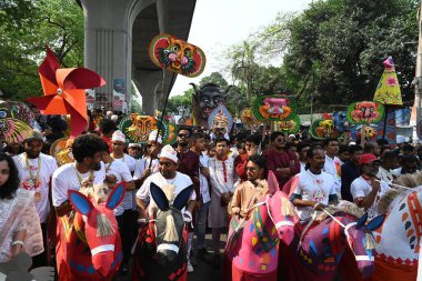 İnsanlar 14 Nisan 2025 tarihinde Bangladeş 'in Dhaka kentinde yapılan Bengali Yeni Yılı veya Pohela Boishakh kutlamalarına katılırlar. Bengali takvimi veya Bangla takvimi, Pohela Boishakh 'da yılın başladığı geleneksel güneş takvimi.,.