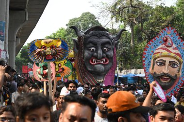 İnsanlar 14 Nisan 2025 tarihinde Bangladeş 'in Dhaka kentinde yapılan Bengali Yeni Yılı veya Pohela Boishakh kutlamalarına katılırlar. Bengali takvimi veya Bangla takvimi, Pohela Boishakh 'da yılın başladığı geleneksel güneş takvimi.,.