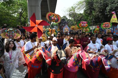 İnsanlar 14 Nisan 2025 tarihinde Bangladeş 'in Dhaka kentinde yapılan Bengali Yeni Yılı veya Pohela Boishakh kutlamalarına katılırlar. Bengali takvimi veya Bangla takvimi, Pohela Boishakh 'da yılın başladığı geleneksel güneş takvimi.,.
