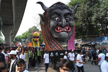 İnsanlar 14 Nisan 2025 tarihinde Bangladeş 'in Dhaka kentinde yapılan Bengali Yeni Yılı veya Pohela Boishakh kutlamalarına katılırlar. Bengali takvimi veya Bangla takvimi, Pohela Boishakh 'da yılın başladığı geleneksel güneş takvimi.,.