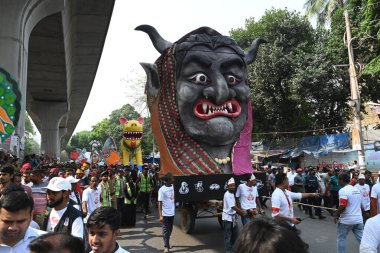 İnsanlar 14 Nisan 2025 tarihinde Bangladeş 'in Dhaka kentinde yapılan Bengali Yeni Yılı veya Pohela Boishakh kutlamalarına katılırlar. Bengali takvimi veya Bangla takvimi, Pohela Boishakh 'da yılın başladığı geleneksel güneş takvimi.,.