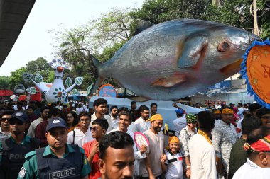 İnsanlar 14 Nisan 2025 tarihinde Bangladeş 'in Dhaka kentinde yapılan Bengali Yeni Yılı veya Pohela Boishakh kutlamalarına katılırlar. Bengali takvimi veya Bangla takvimi, Pohela Boishakh 'da yılın başladığı geleneksel güneş takvimi.,.