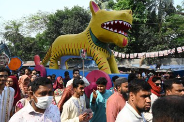 İnsanlar 14 Nisan 2025 tarihinde Bangladeş 'in Dhaka kentinde yapılan Bengali Yeni Yılı veya Pohela Boishakh kutlamalarına katılırlar. Bengali takvimi veya Bangla takvimi, Pohela Boishakh 'da yılın başladığı geleneksel güneş takvimi.,.