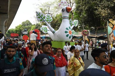 İnsanlar 14 Nisan 2025 tarihinde Bangladeş 'in Dhaka kentinde yapılan Bengali Yeni Yılı veya Pohela Boishakh kutlamalarına katılırlar. Bengali takvimi veya Bangla takvimi, Pohela Boishakh 'da yılın başladığı geleneksel güneş takvimi.,.